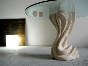 essenza tavolo con cristallo rotondo e basamento in pietra scolpita
