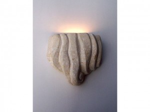 lampada da parete in pietra