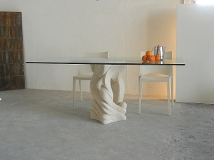 tavolo in vetro con base in pietra